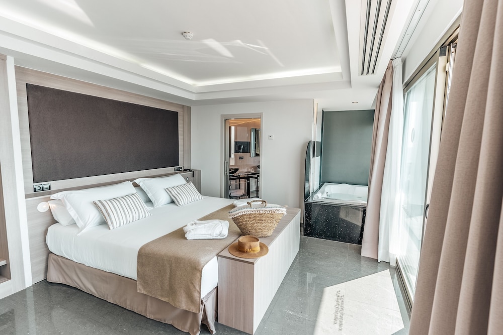 The Ibiza Twiins Hotel — Hotel rooms in Playa d'en Bossa, Balearic Islands