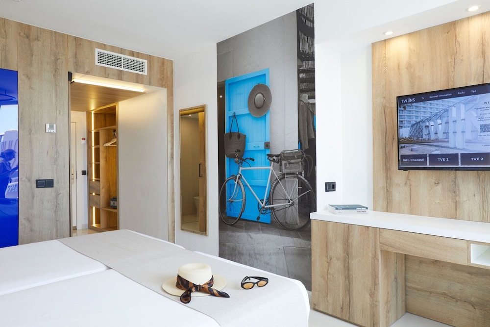 The Ibiza Twiins Hotel — Hotel rooms in Playa d'en Bossa, Balearic Islands