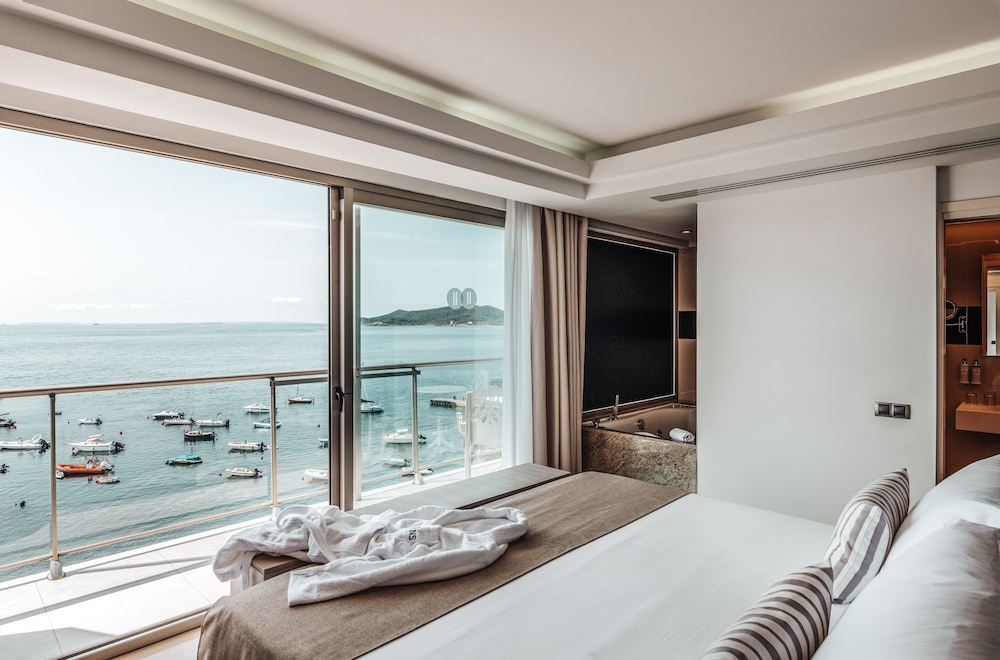 The Ibiza Twiins Hotel — Hotel rooms in Playa d'en Bossa, Balearic Islands