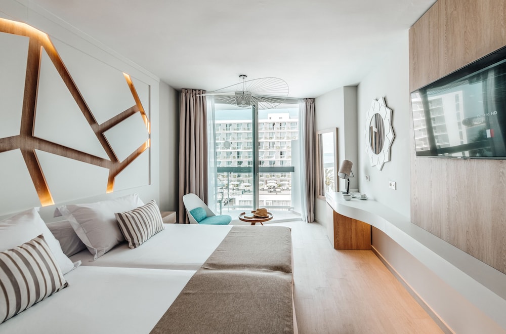 The Ibiza Twiins Hotel — Hotel rooms in Playa d'en Bossa, Balearic Islands