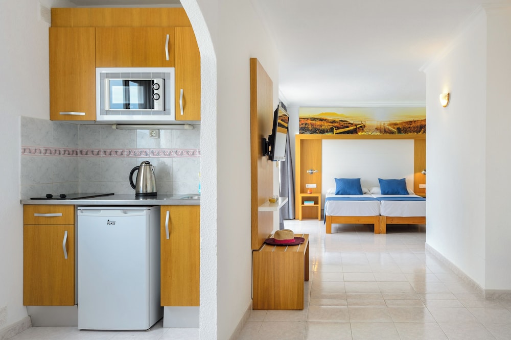 Aparthotel Vibra San Marino — Hotel rooms in San Antonio, Balearic Islands