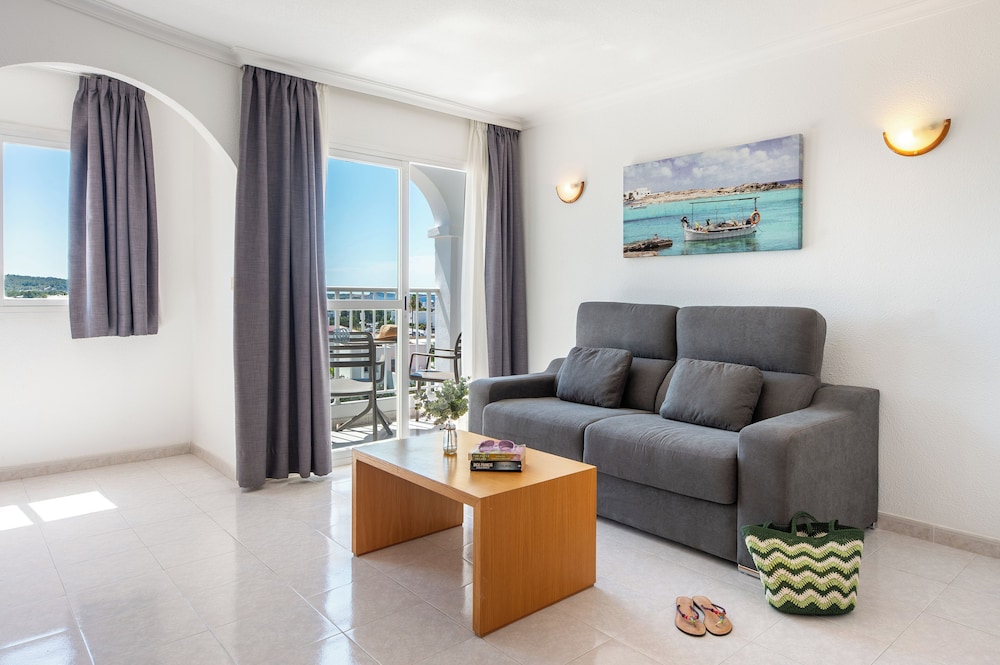 Aparthotel Vibra San Marino — Hotel rooms in San Antonio, Balearic Islands