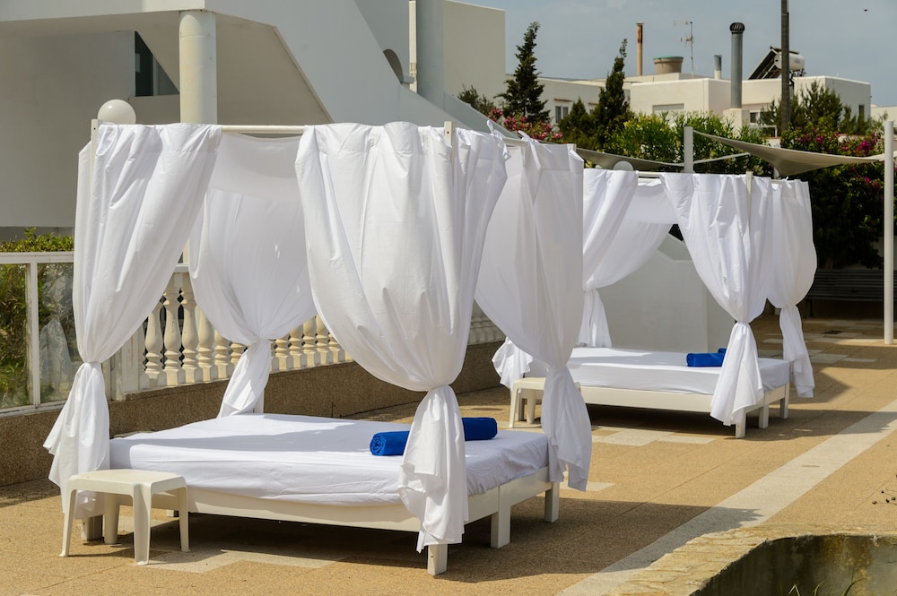 Aparthotel Vibra San Marino — Hotel rooms in San Antonio, Balearic Islands