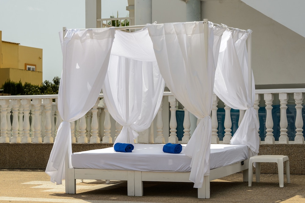 Aparthotel Vibra San Marino — Hotel rooms in San Antonio, Balearic Islands