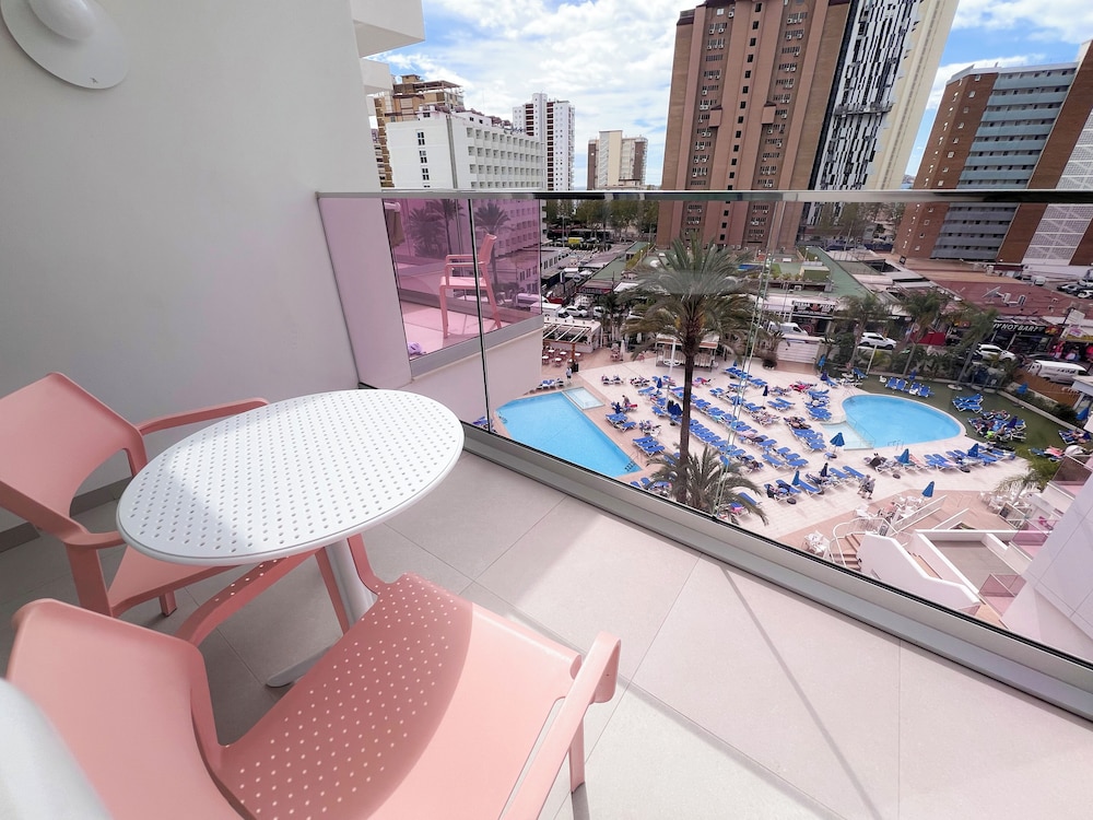 Hotel Ambassador Playa I — Swimming pool in Benidorm, Valencian Community