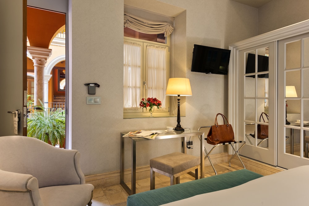 Hotel Boutique Casa del Poeta Sevilla — Hotel rooms in Seville, Andalusia