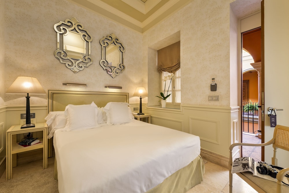 Hotel Boutique Casa del Poeta Sevilla — Hotel rooms in Seville, Andalusia