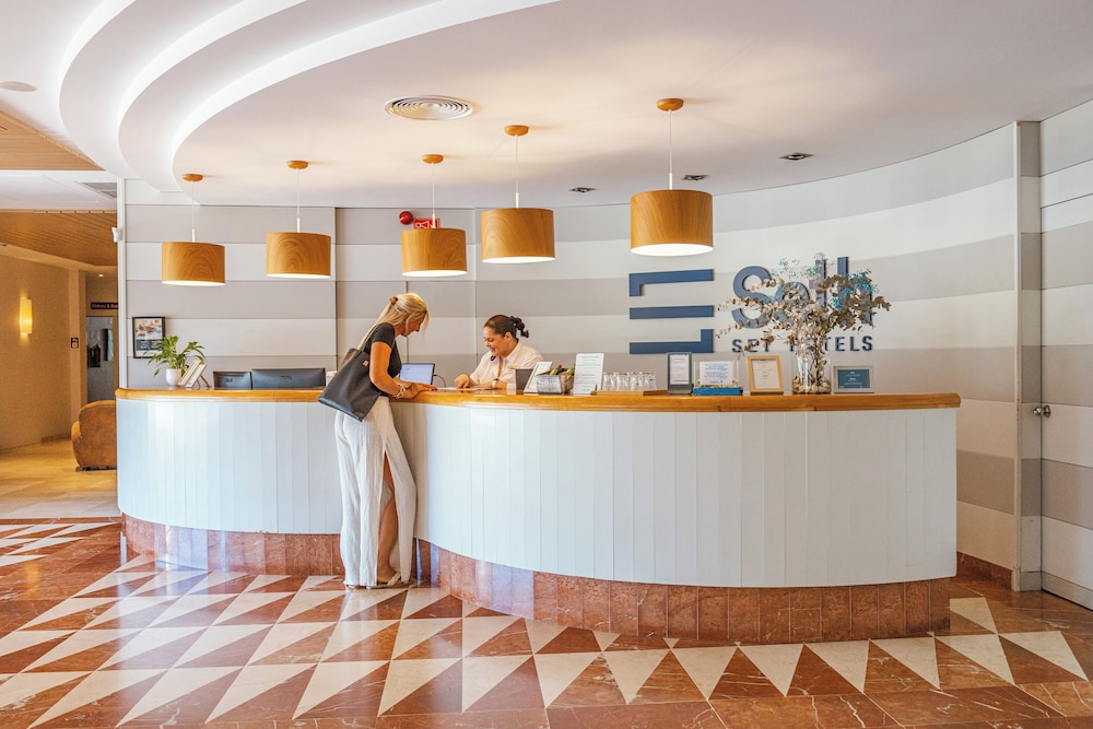 Hotel Seth Santo Tomas — Hotel building in Santo Tomas, Balearic Islands