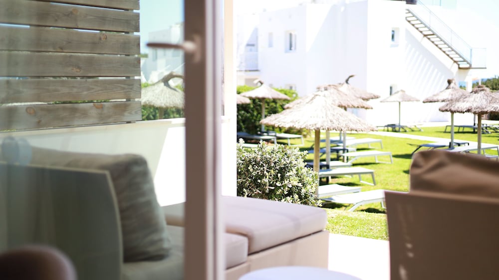 Hotel Seth Santo Tomas — Hotel building in Santo Tomas, Balearic Islands