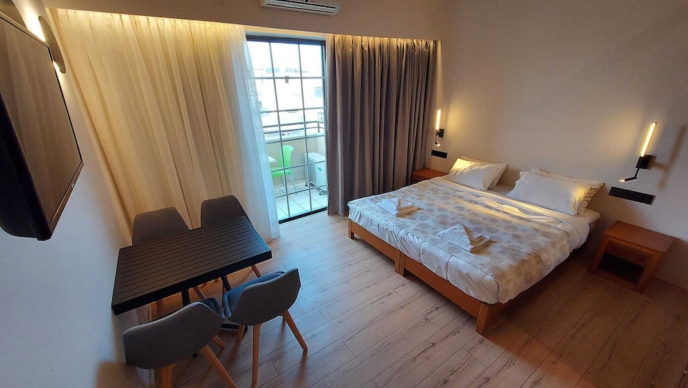 Elina Hotel Apartments — Hotel rooms in Rethymnon