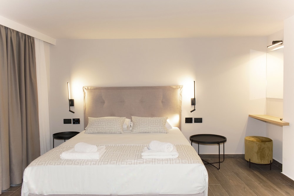 Elina Hotel Apartments — Hotel rooms in Rethymnon