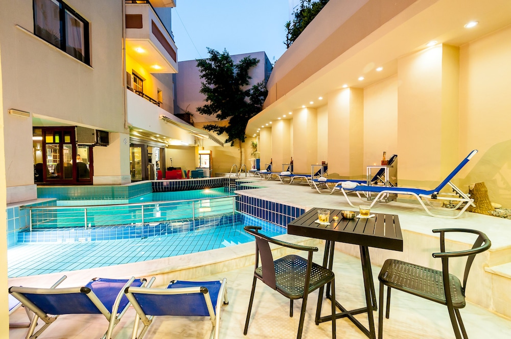Elina Hotel Apartments — Swimming pool in Rethymnon