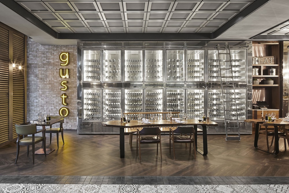 TITANIC Chaussee Berlin — Restaurant & bars in Berlin, Berlin