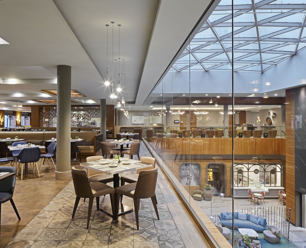 TITANIC Chaussee Berlin — Restaurant & bars in Berlin, Berlin