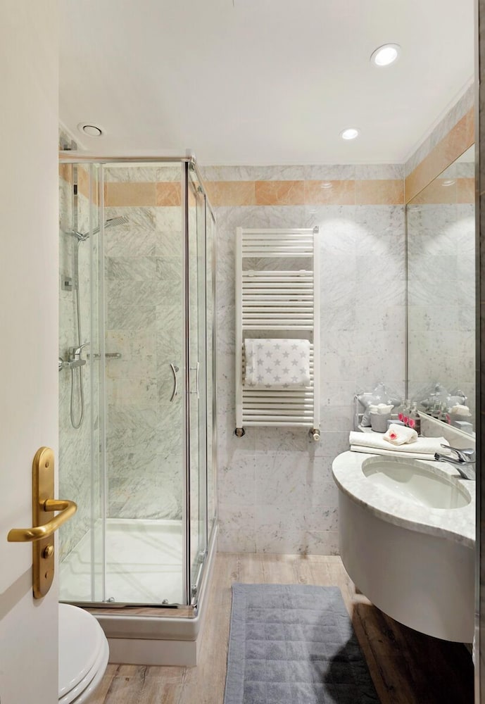 Albavilla Hotel & Co. — Hotel rooms in Albavilla, Lombardy