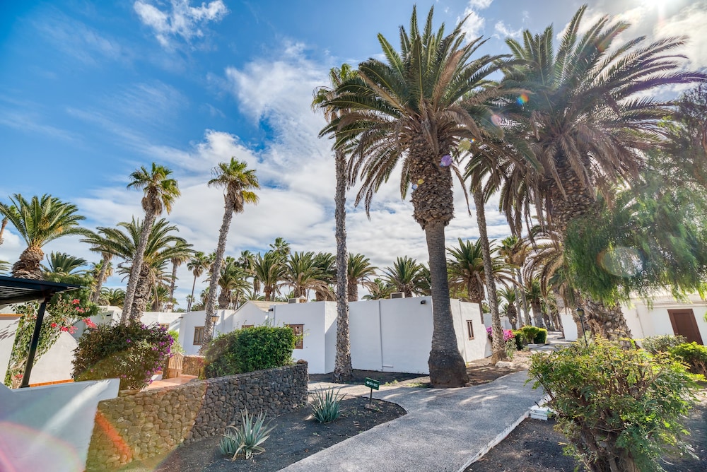 Ona Las Brisas — Hotel building in Playa Blanca, Canary Islands