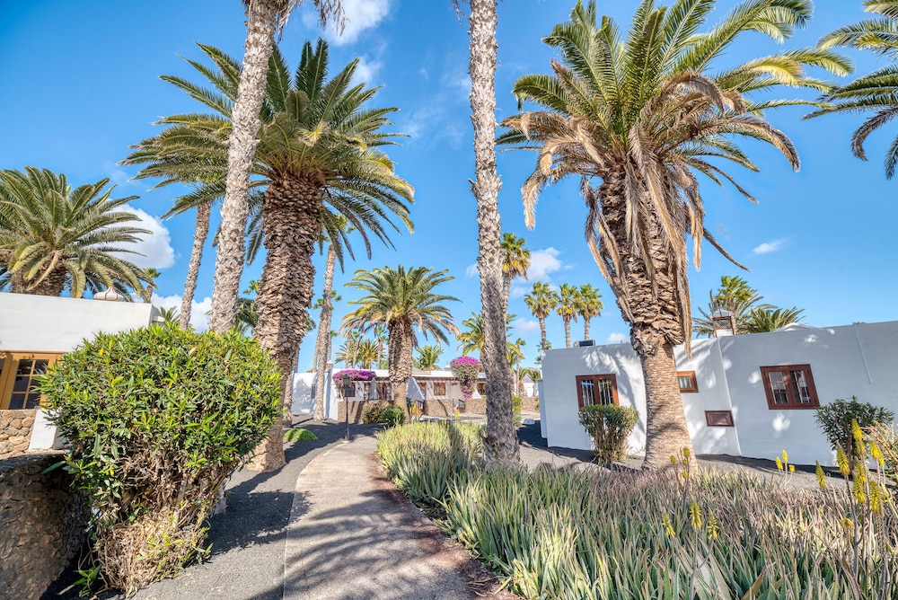 Ona Las Brisas — Hotel building in Playa Blanca, Canary Islands