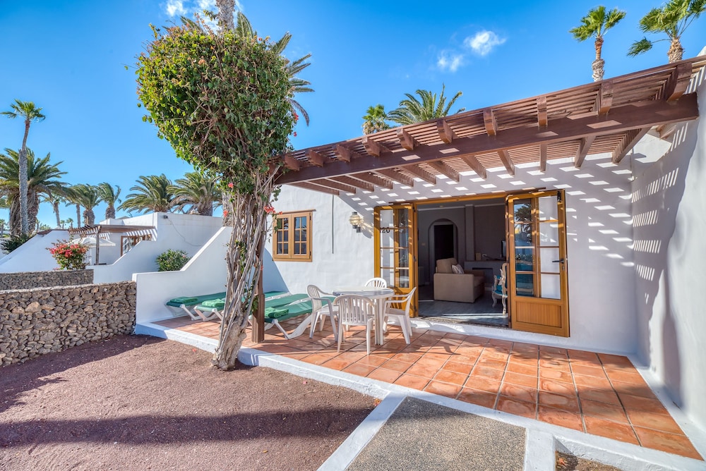 Ona Las Brisas — Hotel building in Playa Blanca, Canary Islands