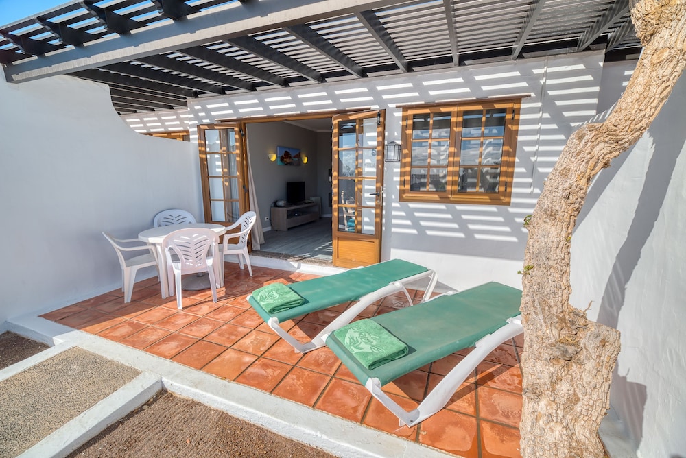 Ona Las Brisas — Hotel building in Playa Blanca, Canary Islands
