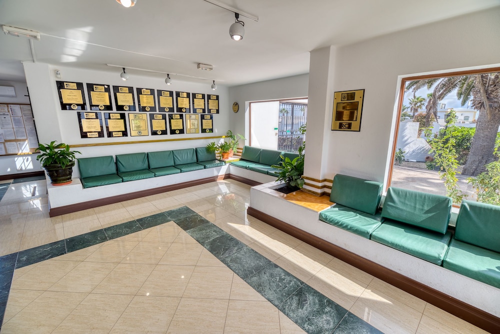 Ona Las Brisas — Hotel building in Playa Blanca, Canary Islands
