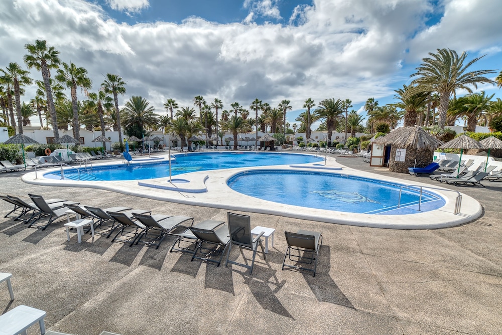 Ona Las Brisas — Swimming pool in Playa Blanca, Canary Islands