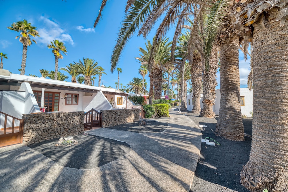 Ona Las Brisas — Hotel building in Playa Blanca, Canary Islands