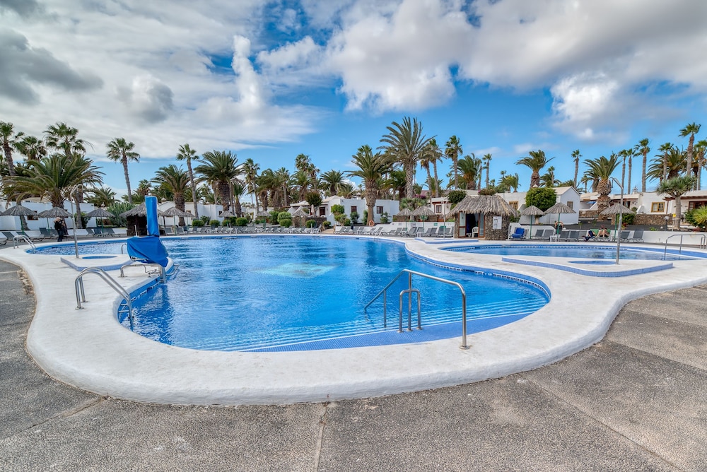 Ona Las Brisas — Swimming pool in Playa Blanca, Canary Islands