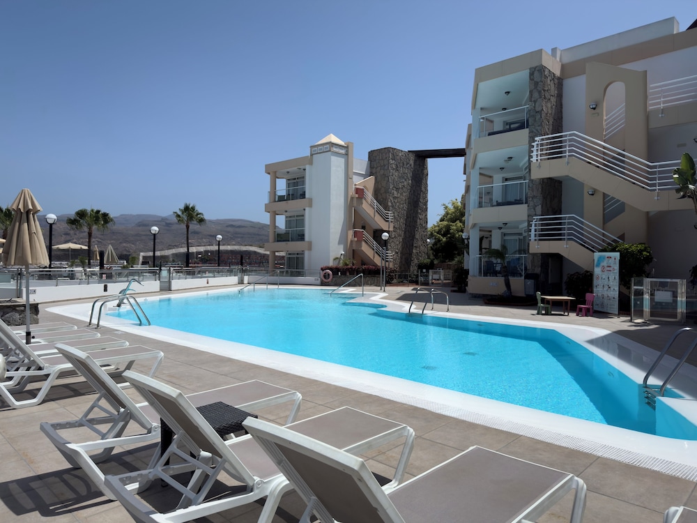 Holiday Club Vista Amadores — Swimming pool in Puerto Rico, Canary Islands