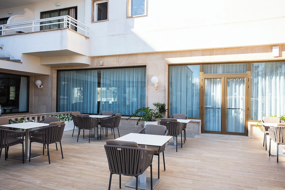 BQ Can Picafort Hotel — Restaurant & bars in Can Picafort, Balearic Islands