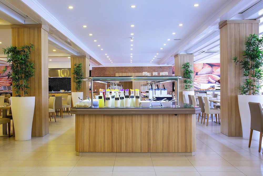BQ Can Picafort Hotel — Restaurant & bars in Can Picafort, Balearic Islands