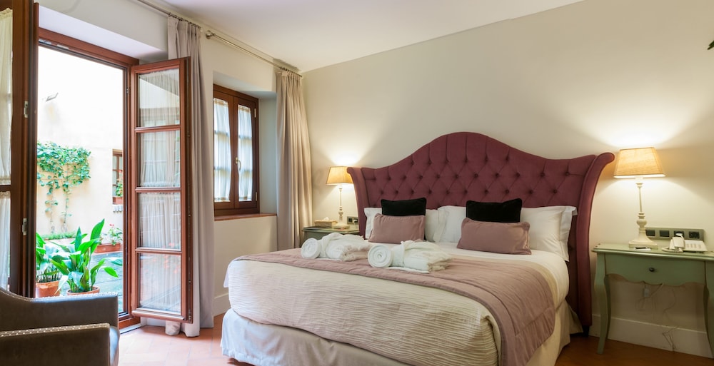 Hotel Boutique Palacio Pinello — Hotel rooms in Seville, Andalusia