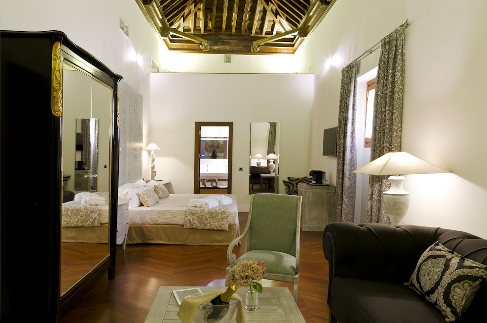 Hotel Boutique Palacio Pinello — Hotel rooms in Seville, Andalusia