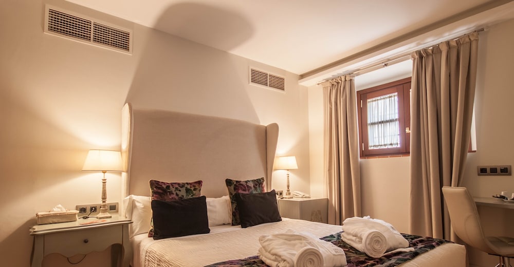 Hotel Boutique Palacio Pinello — Hotel rooms in Seville, Andalusia