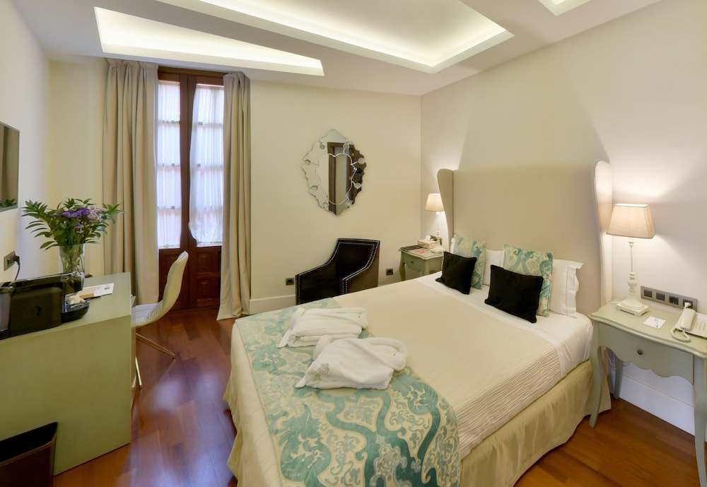 Hotel Boutique Palacio Pinello — Hotel rooms in Seville, Andalusia