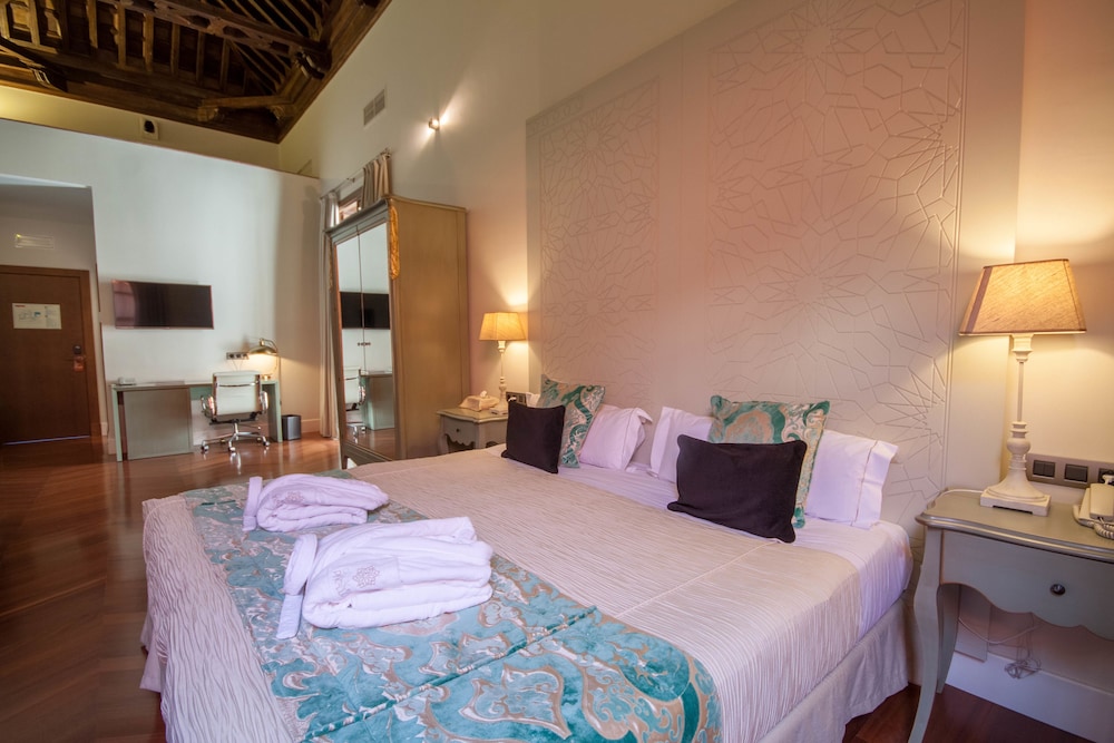 Hotel Boutique Palacio Pinello — Hotel rooms in Seville, Andalusia