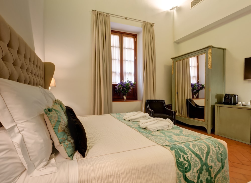 Hotel Boutique Palacio Pinello — Hotel rooms in Seville, Andalusia