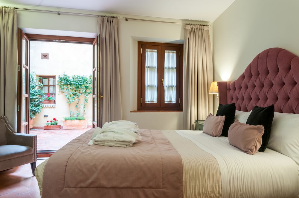 Hotel Boutique Palacio Pinello — Hotel rooms in Seville, Andalusia