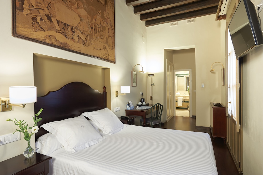 Hotel Las Casas de El Arenal by Casas y Palacios — Hotel rooms in Seville, Andalusia
