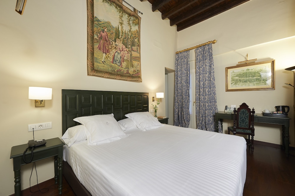 Hotel Las Casas de El Arenal by Casas y Palacios — Hotel rooms in Seville, Andalusia