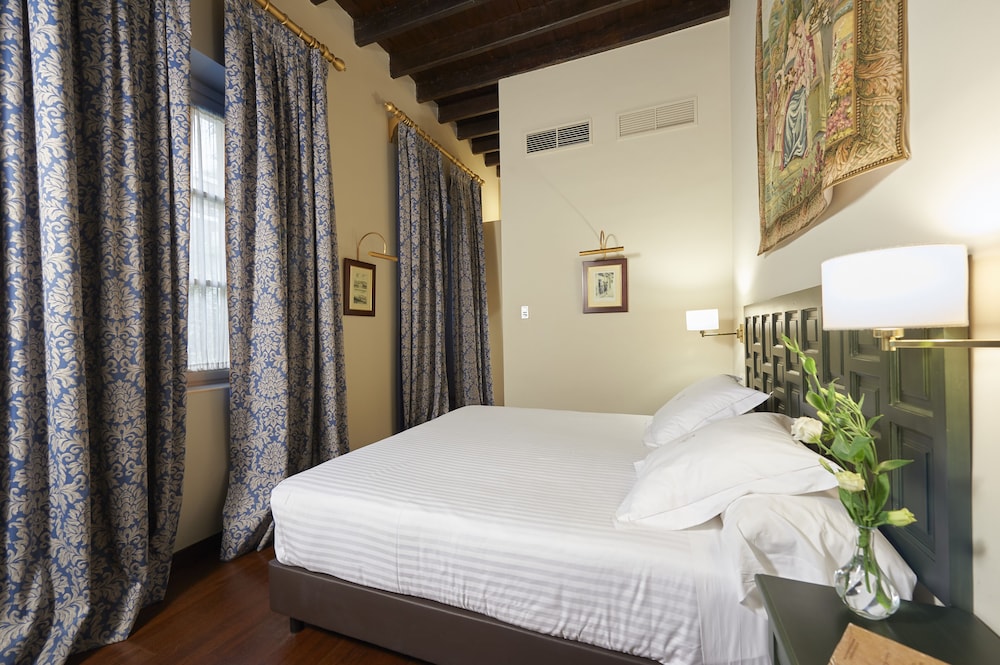 Hotel Las Casas de El Arenal by Casas y Palacios — Hotel rooms in Seville, Andalusia
