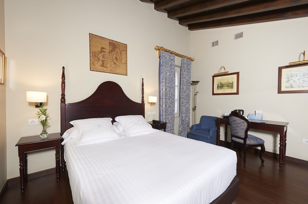 Hotel Las Casas de El Arenal by Casas y Palacios — Hotel rooms in Seville, Andalusia