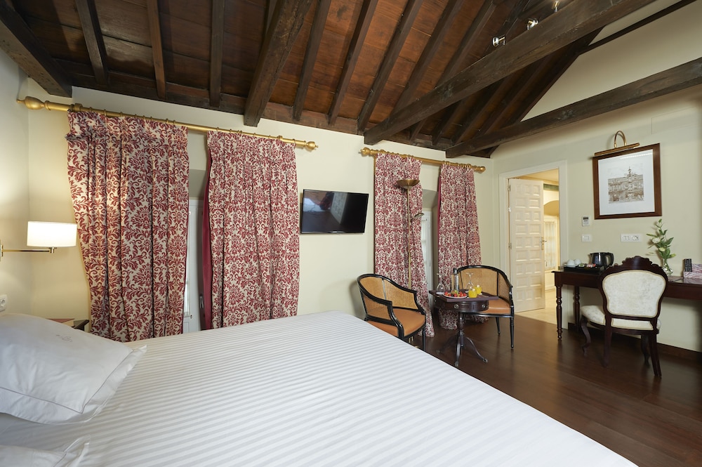 Hotel Las Casas de El Arenal by Casas y Palacios — Hotel rooms in Seville, Andalusia