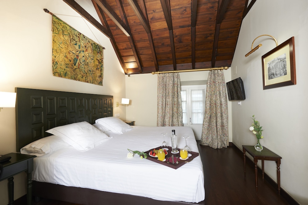 Hotel Las Casas de El Arenal by Casas y Palacios — Hotel rooms in Seville, Andalusia