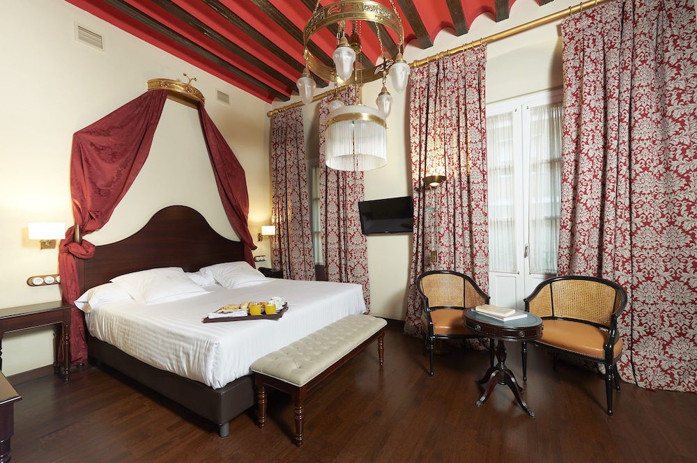 Hotel Las Casas de El Arenal by Casas y Palacios — Hotel rooms in Seville, Andalusia