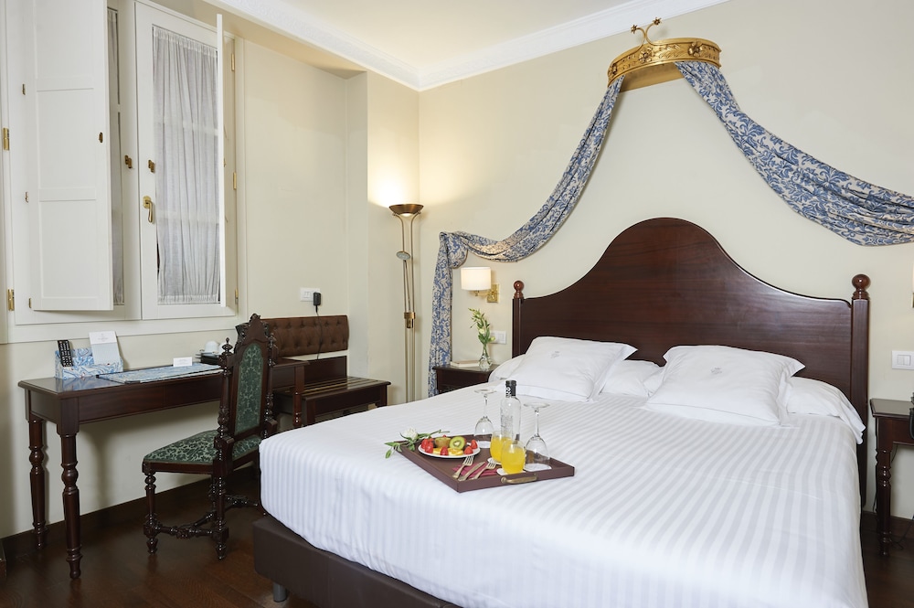 Hotel Las Casas de El Arenal by Casas y Palacios — Hotel rooms in Seville, Andalusia