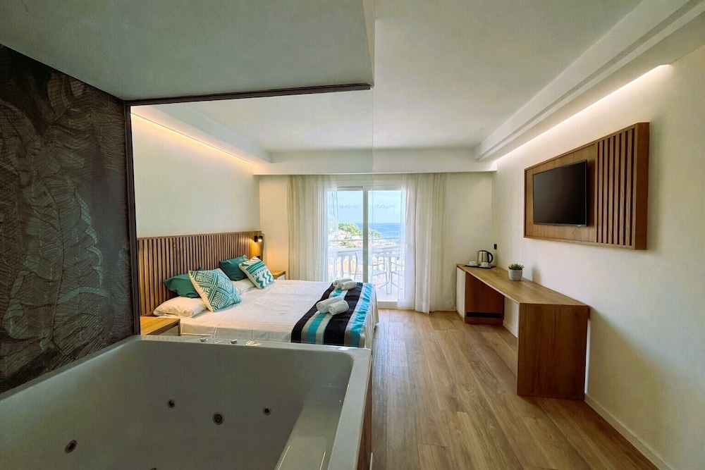 Welikehotel Triton Beach — Hotel rooms in Cala Ratjada, Balearic Islands