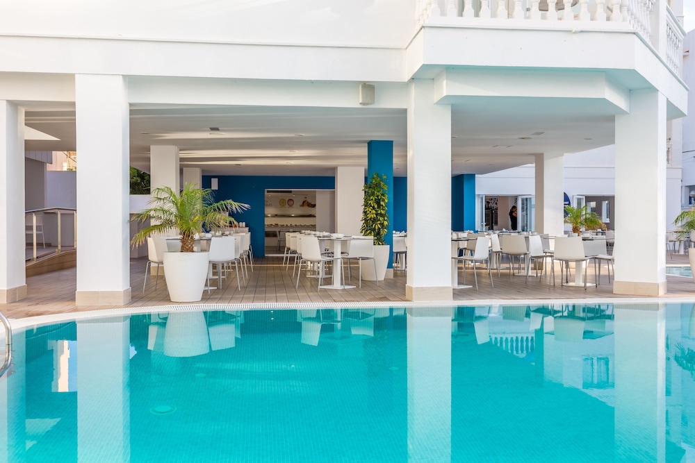 Welikehotel Triton Beach — Swimming pool in Cala Ratjada, Balearic Islands