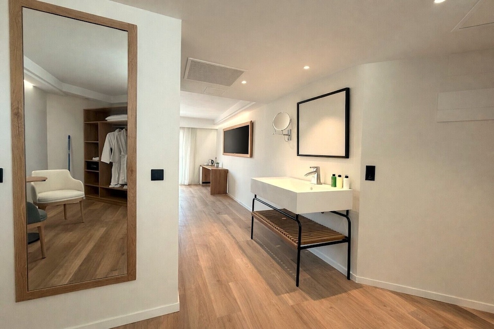 Welikehotel Triton Beach — Hotel rooms in Cala Ratjada, Balearic Islands