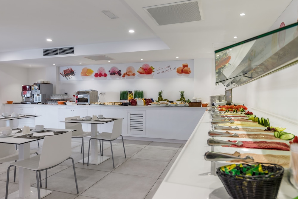 Welikehotel Triton Beach — Restaurant & bars in Cala Ratjada, Balearic Islands