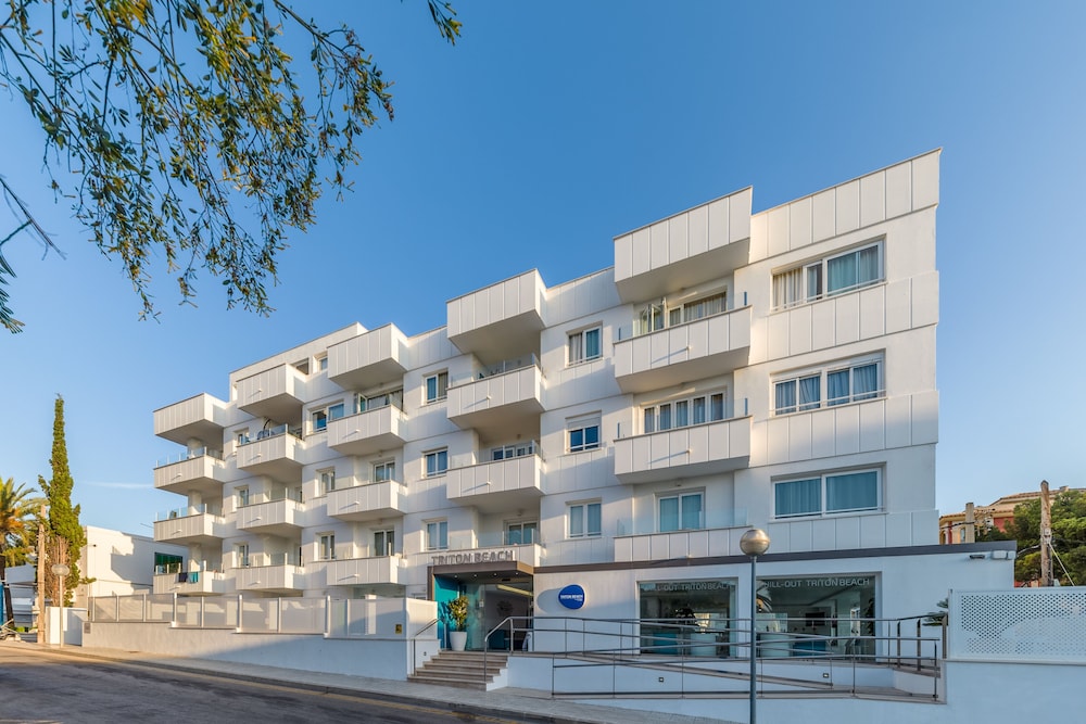 Welikehotel Triton Beach — Hotel building in Cala Ratjada, Balearic Islands